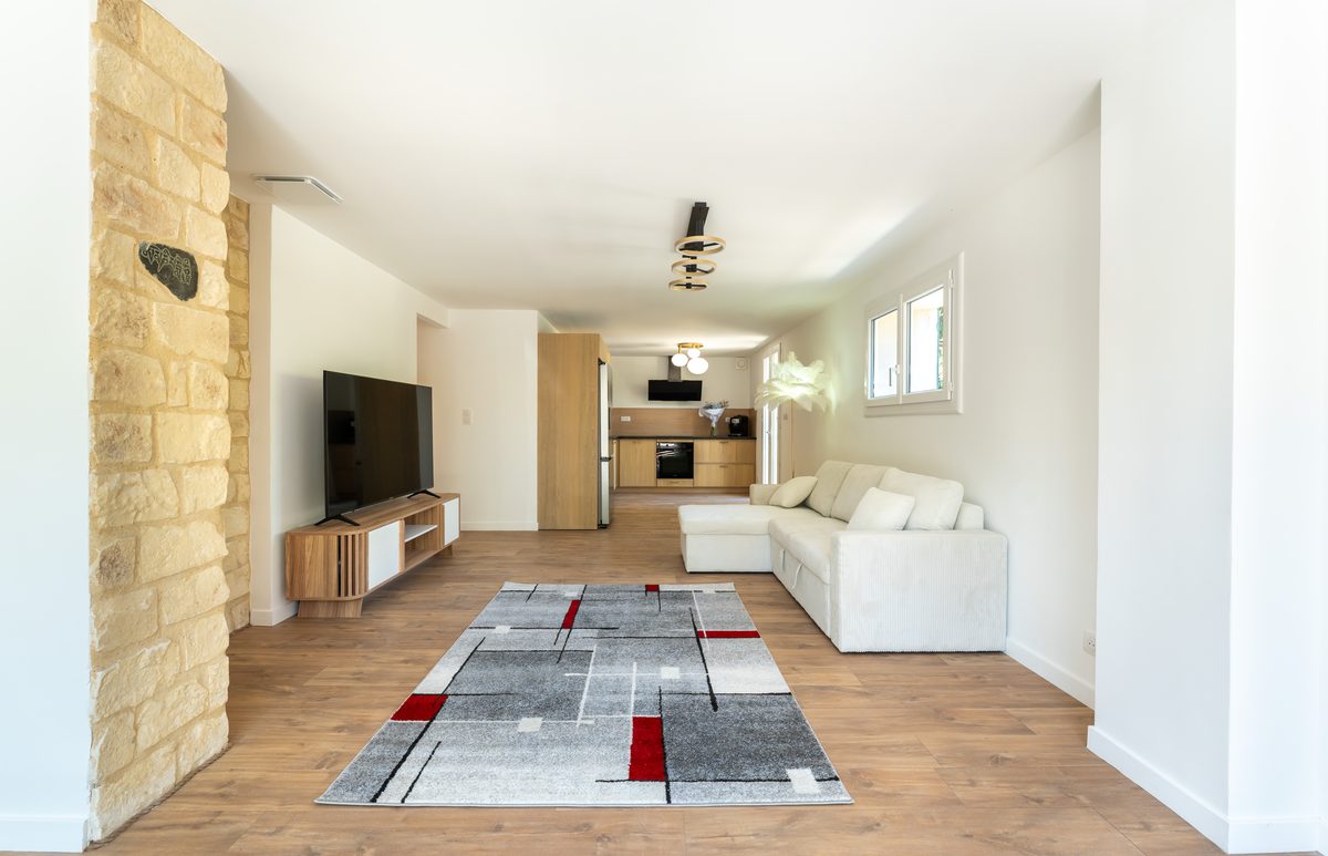 Rénovation d’une maison à Eyragues Séjour ouvert sur la cuisine après la rénovation d'une maison à Eyragues