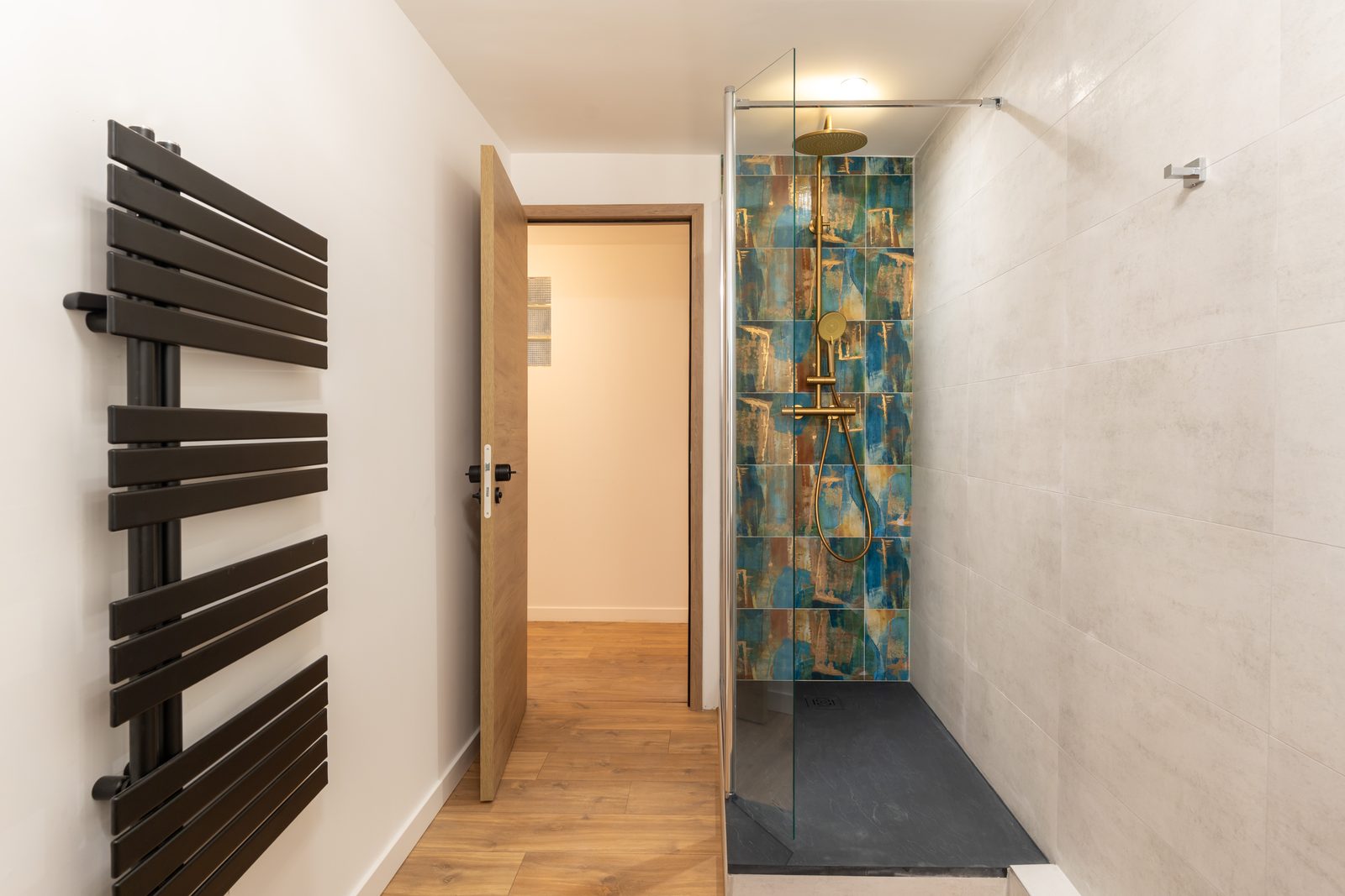Salle de bains rénovée avec douche et faïence colorée – Eyragues