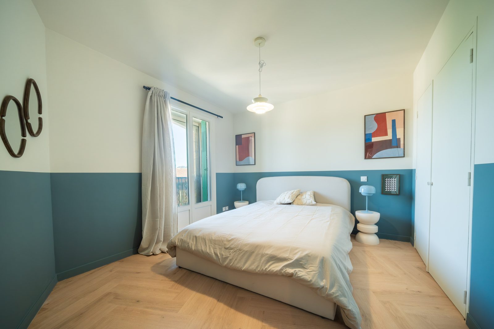 Chambre rénovée aux murs bicolores bleu et blanc – Saint-Rémy-de-Provence
