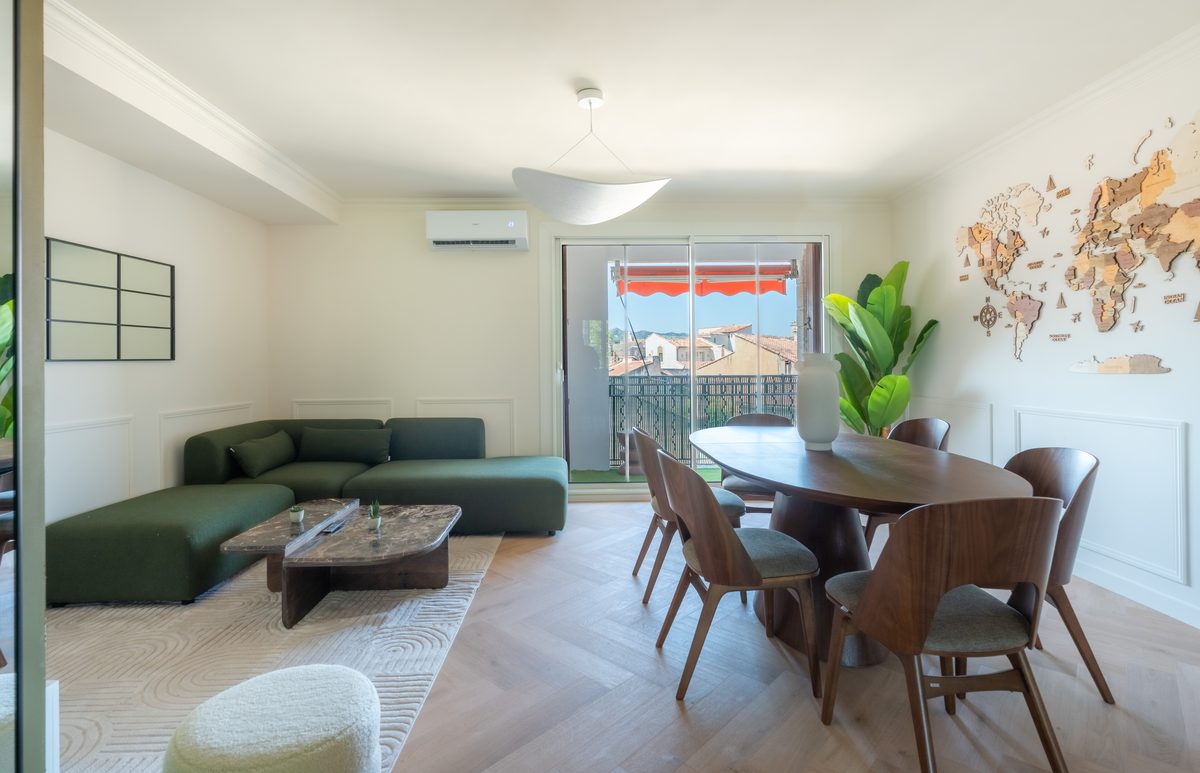 Appartement rénové – Saint-Rémy-de-Provence Séjour et salle à manger d'un appartement rénové au centre de Saint-Rémy-de-Provence
