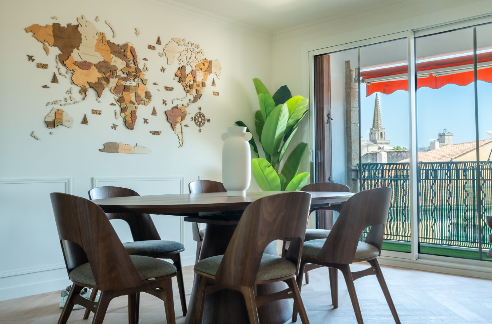 Salle à manger avec vue sur le clocher, appartement rénové – Saint-Rémy-de-Provence