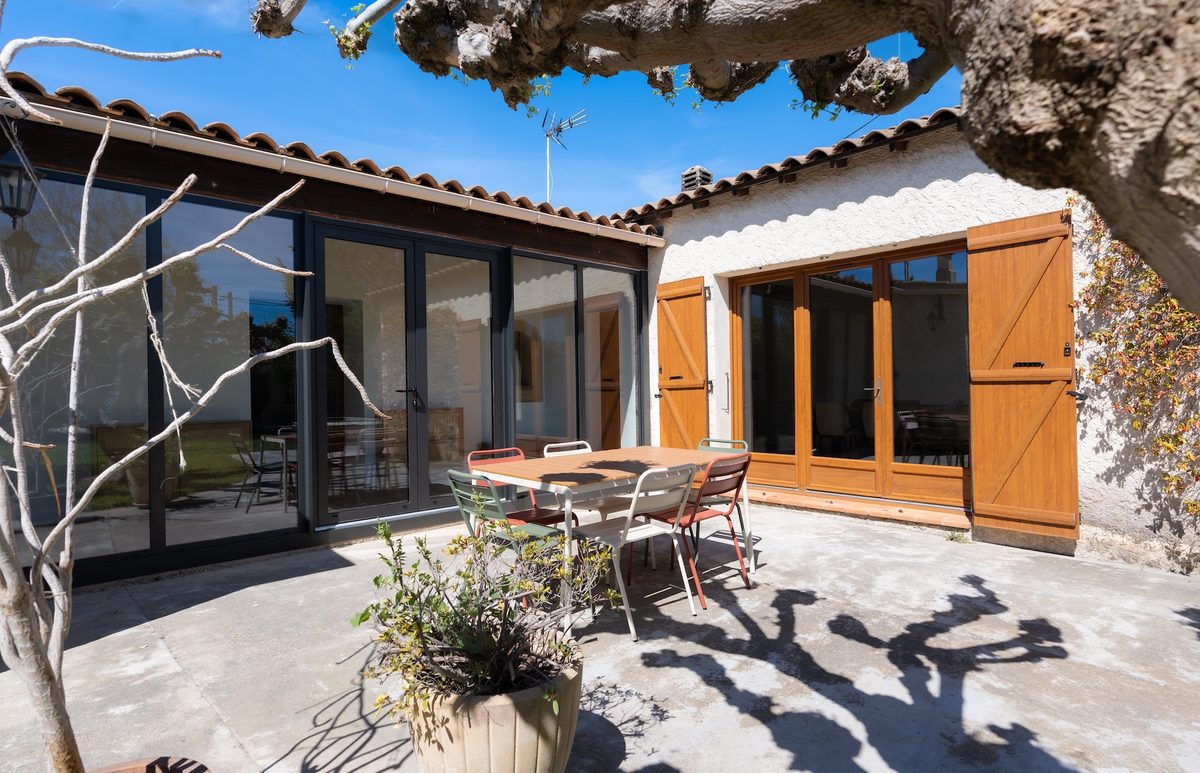 Maison rénovée – Istres Maison rénovée à Istres avec véranda ouverte sur la terrasse