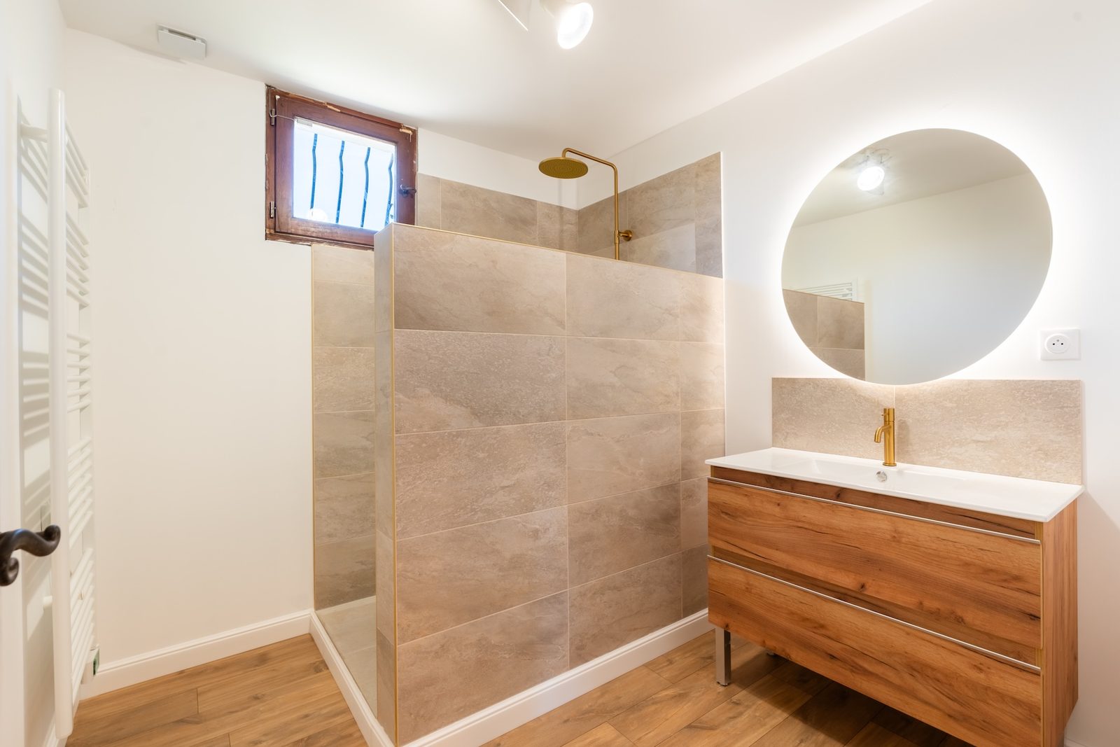 Salle de bains entièrement rénovée avec douche et robinetterie laiton – Istres