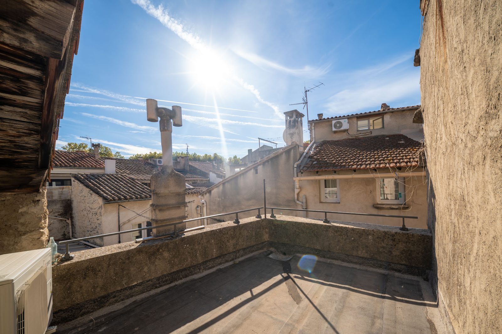 Toiture-terrasse avec vue sur les toits du centre ancien – Saint-Rémy-de-Provence